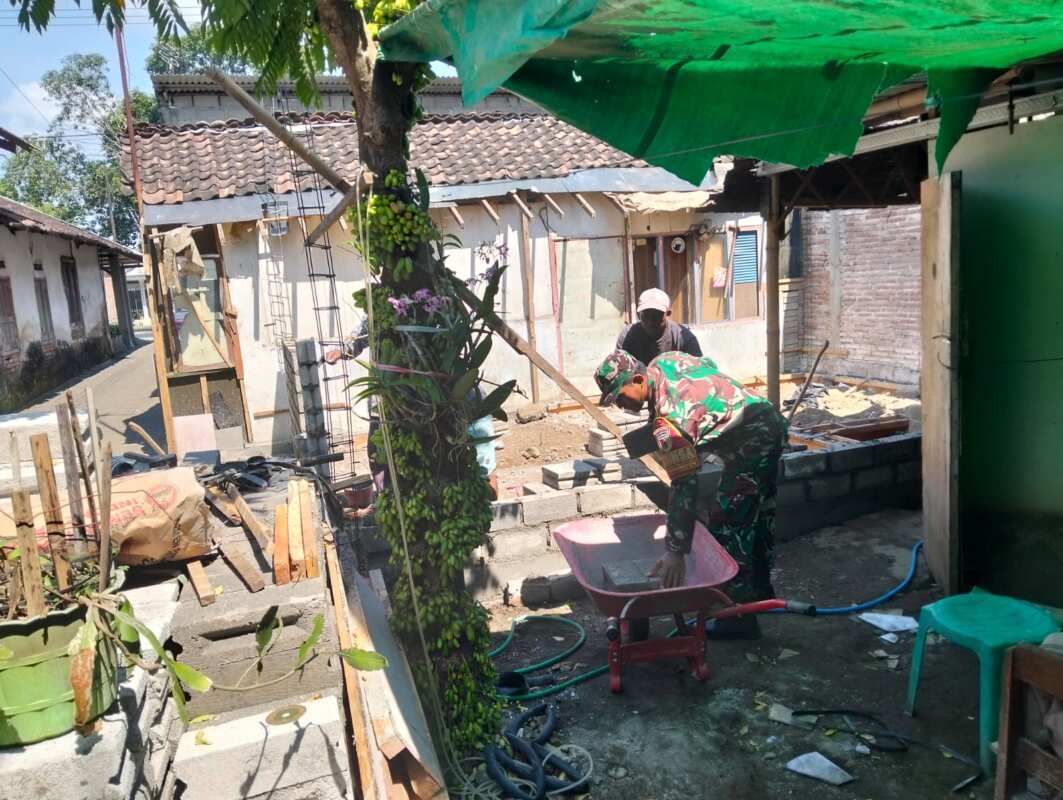 Tingkatkan Kualitas Hidup Warga, Kopka Slamet Prasetiyo Dampingi Renovasi RTLH Dan MCK Di Pakunden