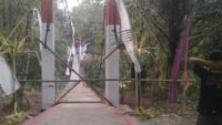 Kondisi ini menyebabkan jembatan mengalami kemiringan, namun struktur utama jembatan dipastikan tetap berada pada posisinya