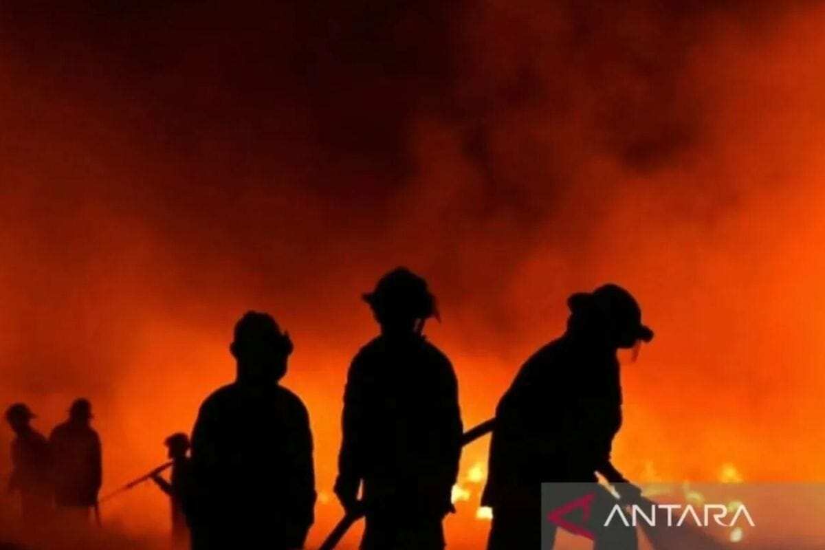 Kebakaran rumah di Kebon Melati masih merambat, 22 unit dikerahkan Kebakaran rumah di Kebon Melati masih merambat, 22 unit dikerahkan