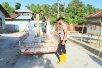 Percepatan Pembangunan RTLH, Anggota Satgas TMMD ke-129 Kodim 1505/Tidore Turunkan Material Semen