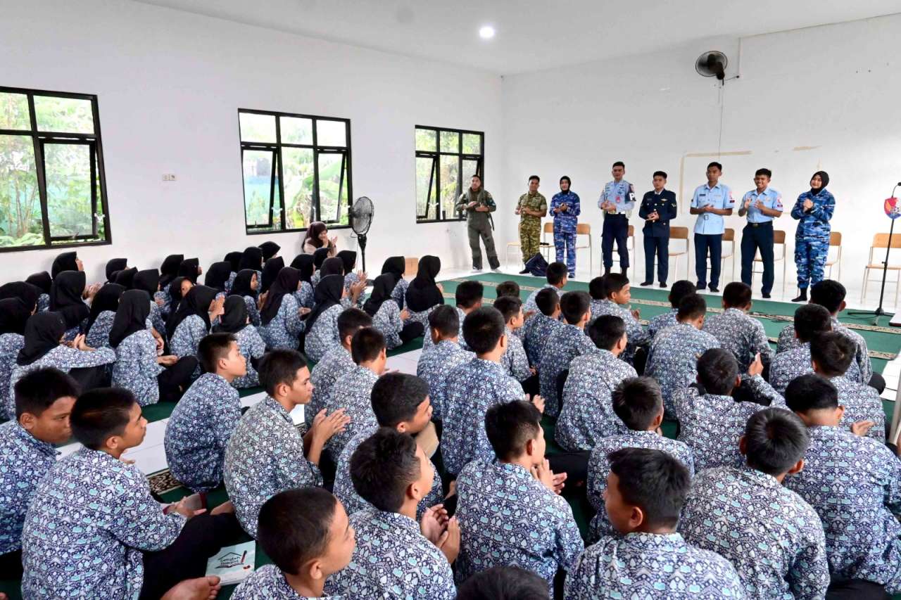 1002422210 Dari Rasa Ingin Tahu Hingga Cita-Cita, Lanud Sjamsudin Noor Dekatkan Dunia TNI AU Dengan Siswa SRMP 20 Budi Luhur