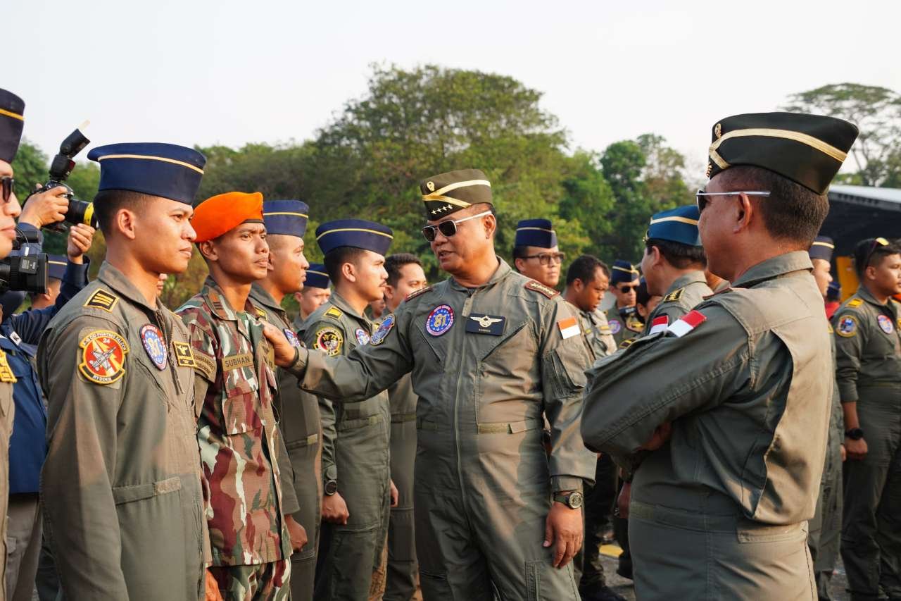 1002425181 Panglima TNI Tinjau Kesiapan Alutsista Demo Udara HUT Ke-81 RI