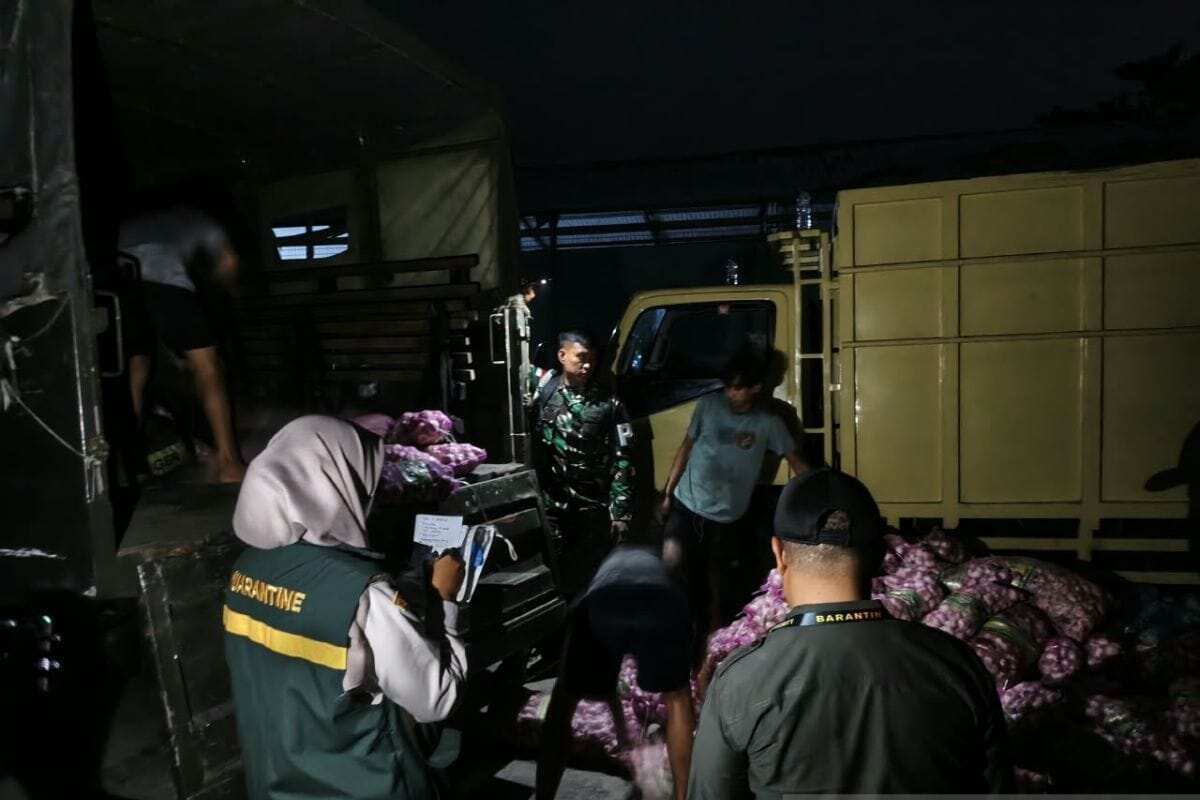 BKHIT Kepri dan TNI AL temukan bawang impor ilegal masuk Natuna BKHIT Kepri dan TNI AL temukan bawang impor ilegal masuk Natuna