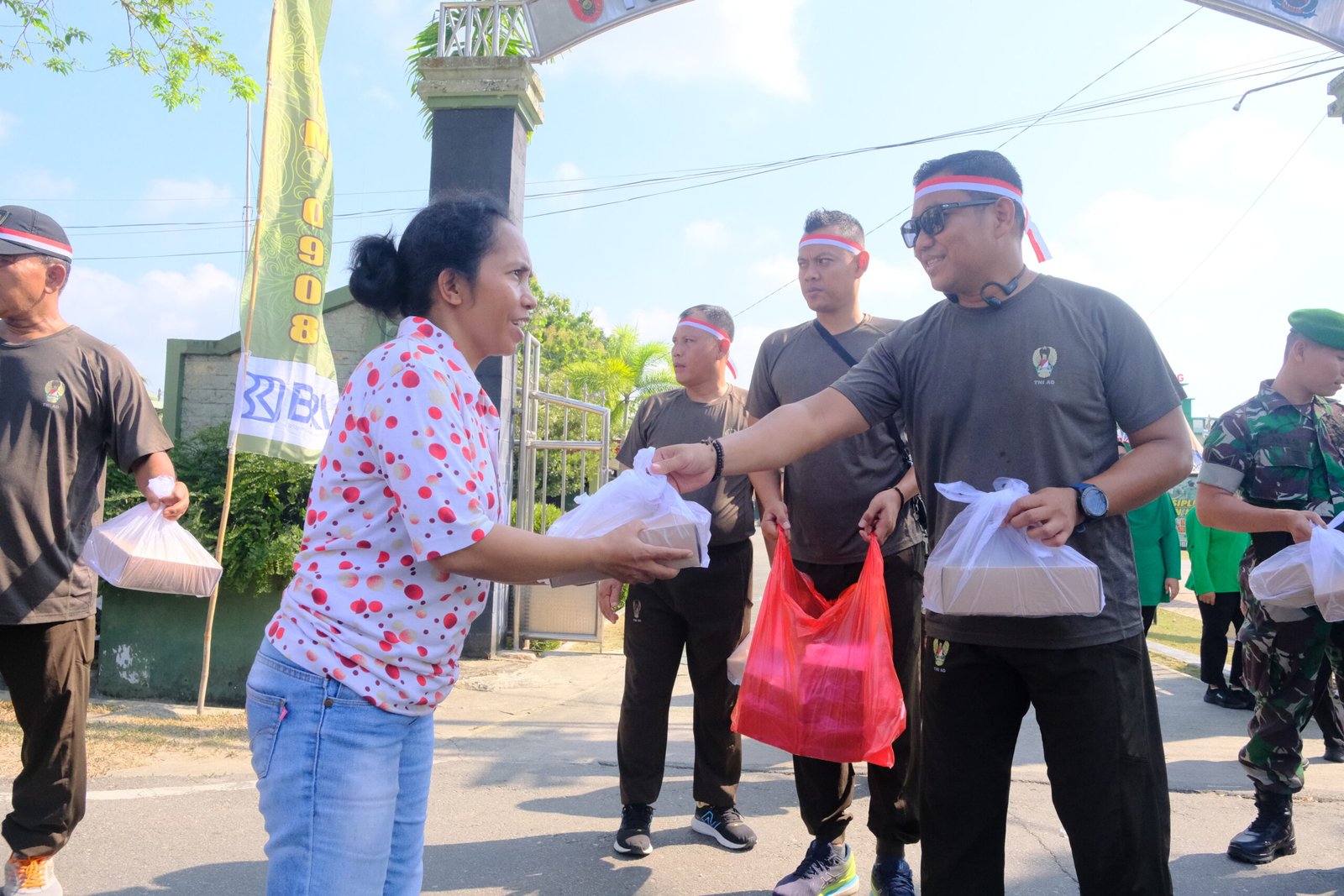 Jum'at Berkah Kodim 0908/Bontang, Tebar Kepedulian Hadirkan Senyum dan Terima Kasih Masyarakat