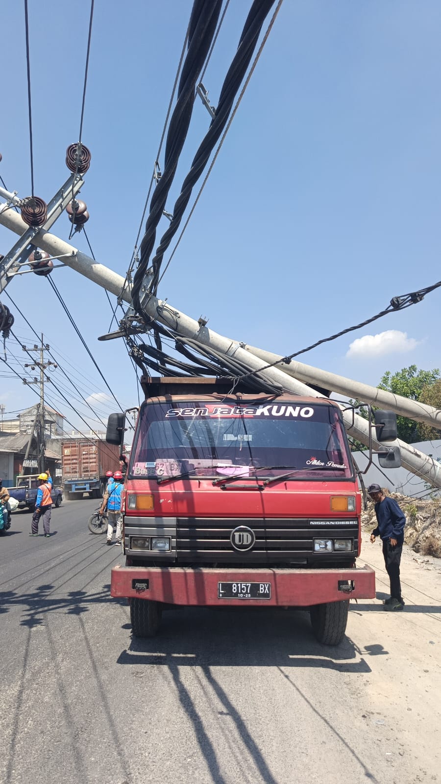 Enam Tiang PLN Roboh di Jalan Raya Manyar Gresik, Diduga Terdampak Proyek Pelebaran Jalan