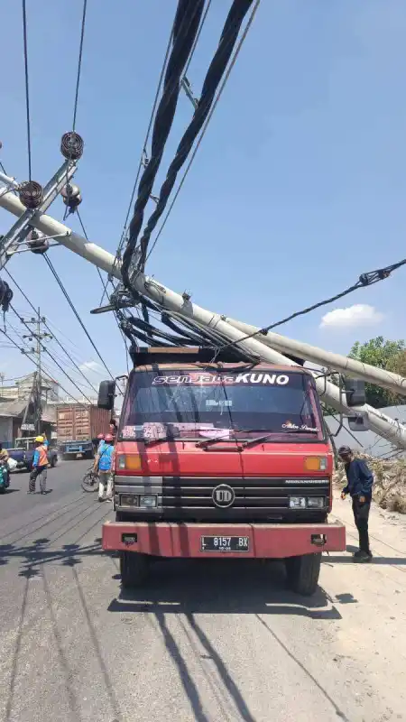 Enam Tiang PLN Roboh di Jalan Raya Manyar Gresik, Diduga Terdampak Proyek Pelebaran Jalan