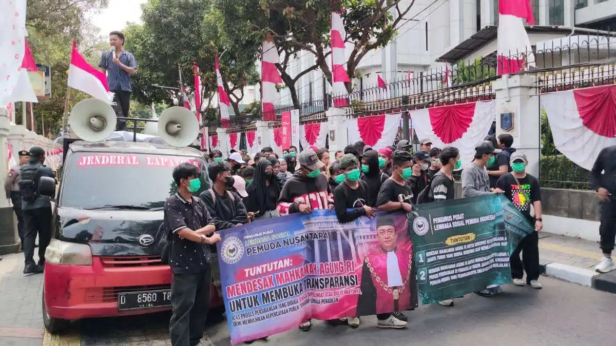 Lembaga Sosial Pemuda Nusantara Gelar Aksi di MA, Desak Evaluasi Ketua PN Jakarta Timur