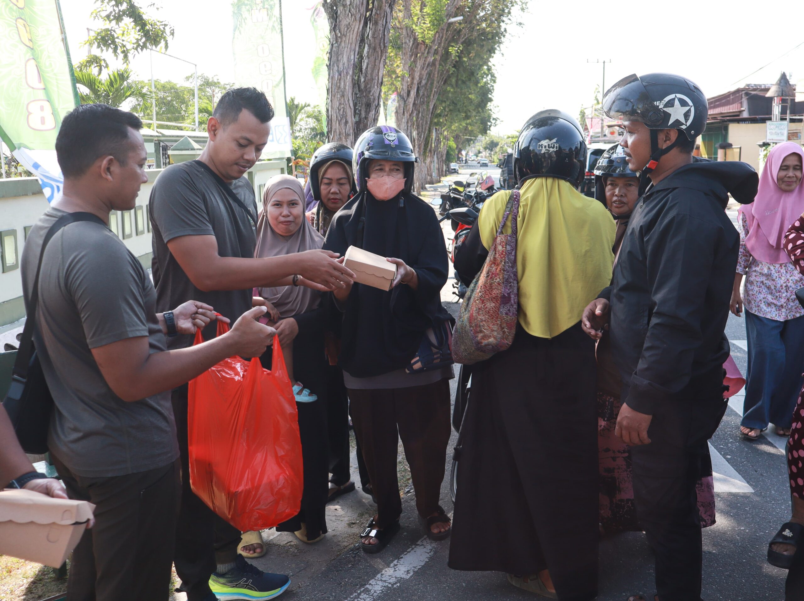 Jumat Berkah Kodim 0908/Bontang, Tebar Senyum dan Kepedulian di Tengah Masyarakat
