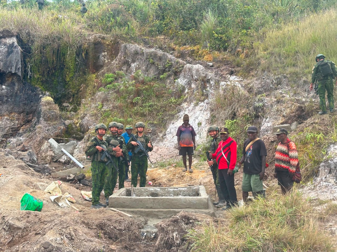 IMG-20260808-WA0037 Gotong Royong Demi Setetes Kehidupan, Satgas Yonif 2 Marinir Bangun Penampungan Air Bersama Masyarakat Pasir Putih