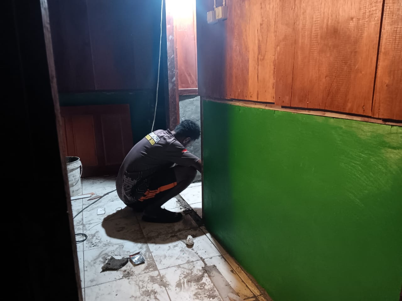 IMG-20260808-WA0058 Pantang Menyerah Hingga Malam, Satgas TMMD Ke-129 Kodim 1807/Sorsel Lembur Finishing Rumah Type 36 untuk Warga Kampung Sesor