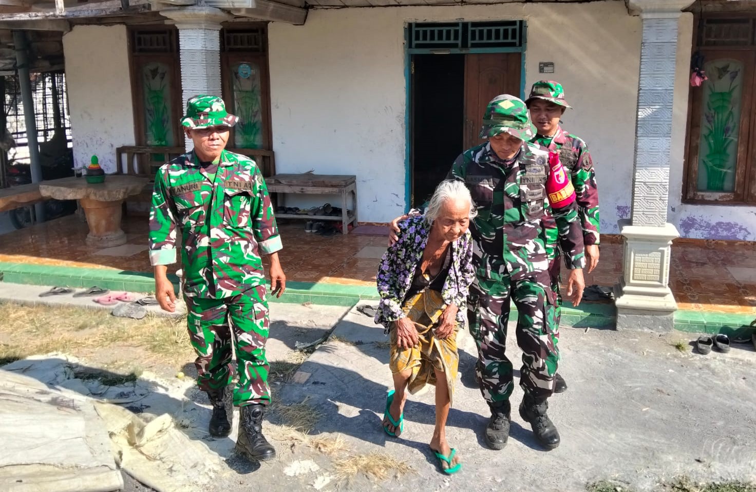 IMG-20260808-WA0076 Sentuhan Kasih di Kesongo: Saat Satgas TMMD 129 Bojonegoro Merangkul Mbah Kasidah Menatap Rumah Baru Anak Tercinta