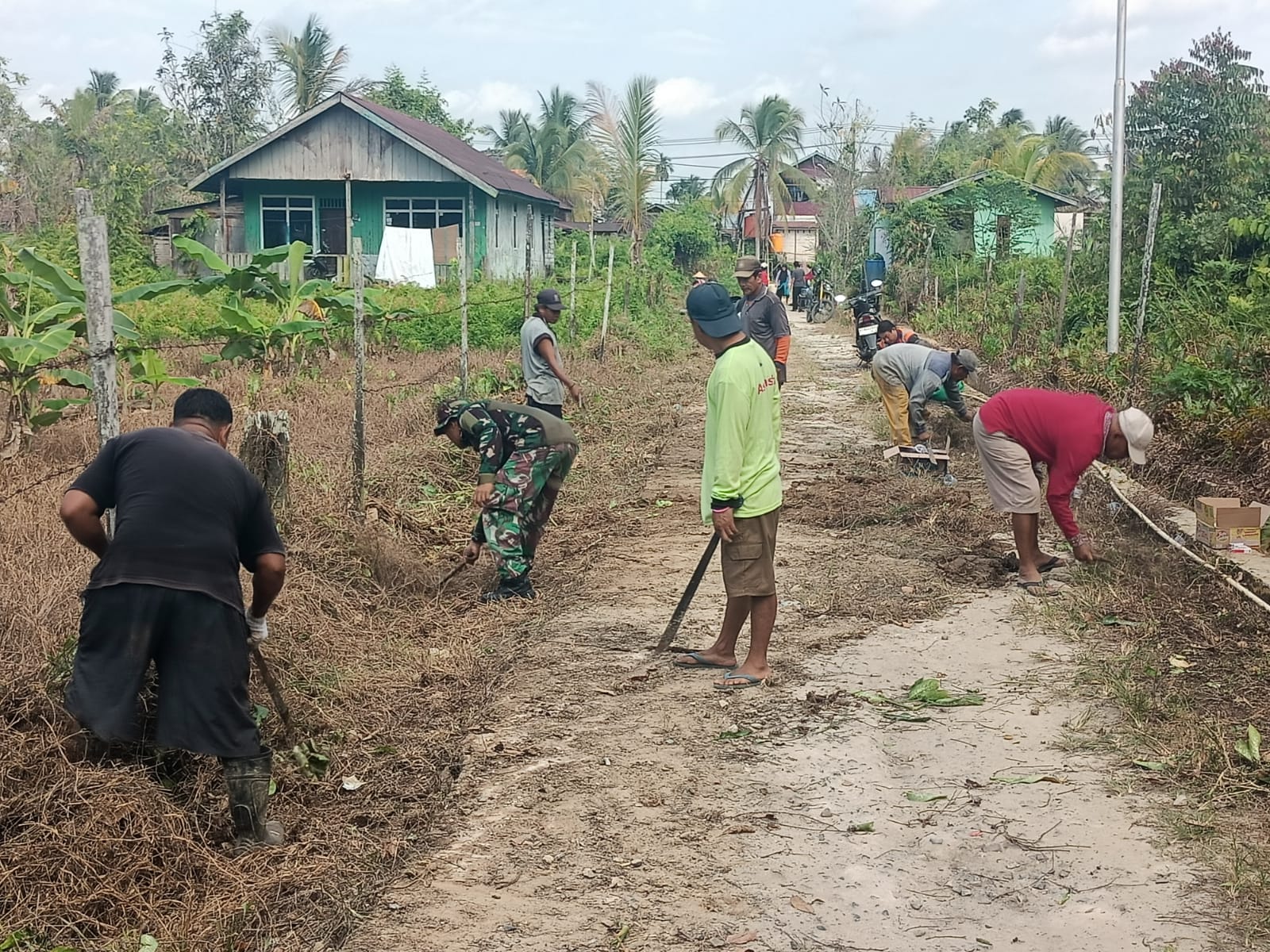 IMG-20260809-WA0007 Babinsa Koramil 0908-02/Muara Badak Bersama Warga Gotong Royong Bersihkan Jalan dan Parit