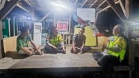Bhabinkamtibmas Polsek Cikupa Sambangi Pos Siskamling, Ajak Warga Bersama Jaga Keamanan Lingkungan