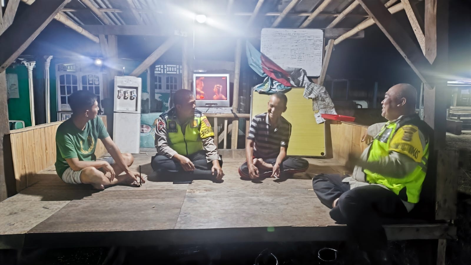 IMG-20260809-WA0011 Bhabinkamtibmas Polsek Cikupa Sambangi Pos Siskamling, Ajak Warga Bersama Jaga Keamanan Lingkungan