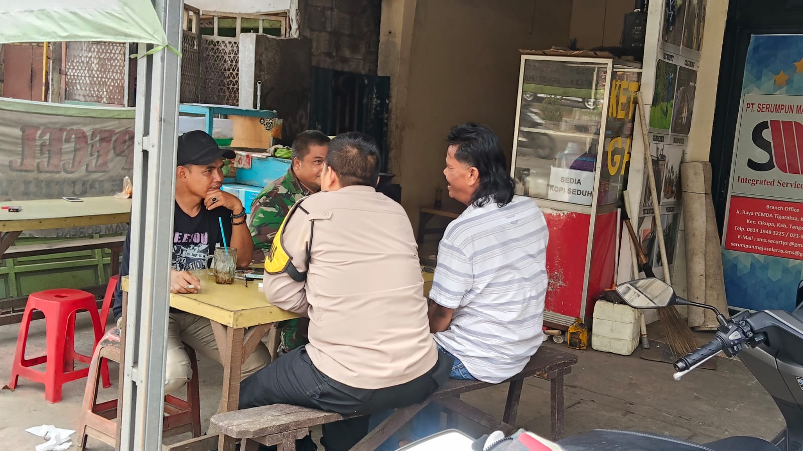 Bhabinkamtibmas Desa Bojong Bersama Babinsa Sambangi Warga, Serap Aspirasi dan Perkuat Kamtibmas