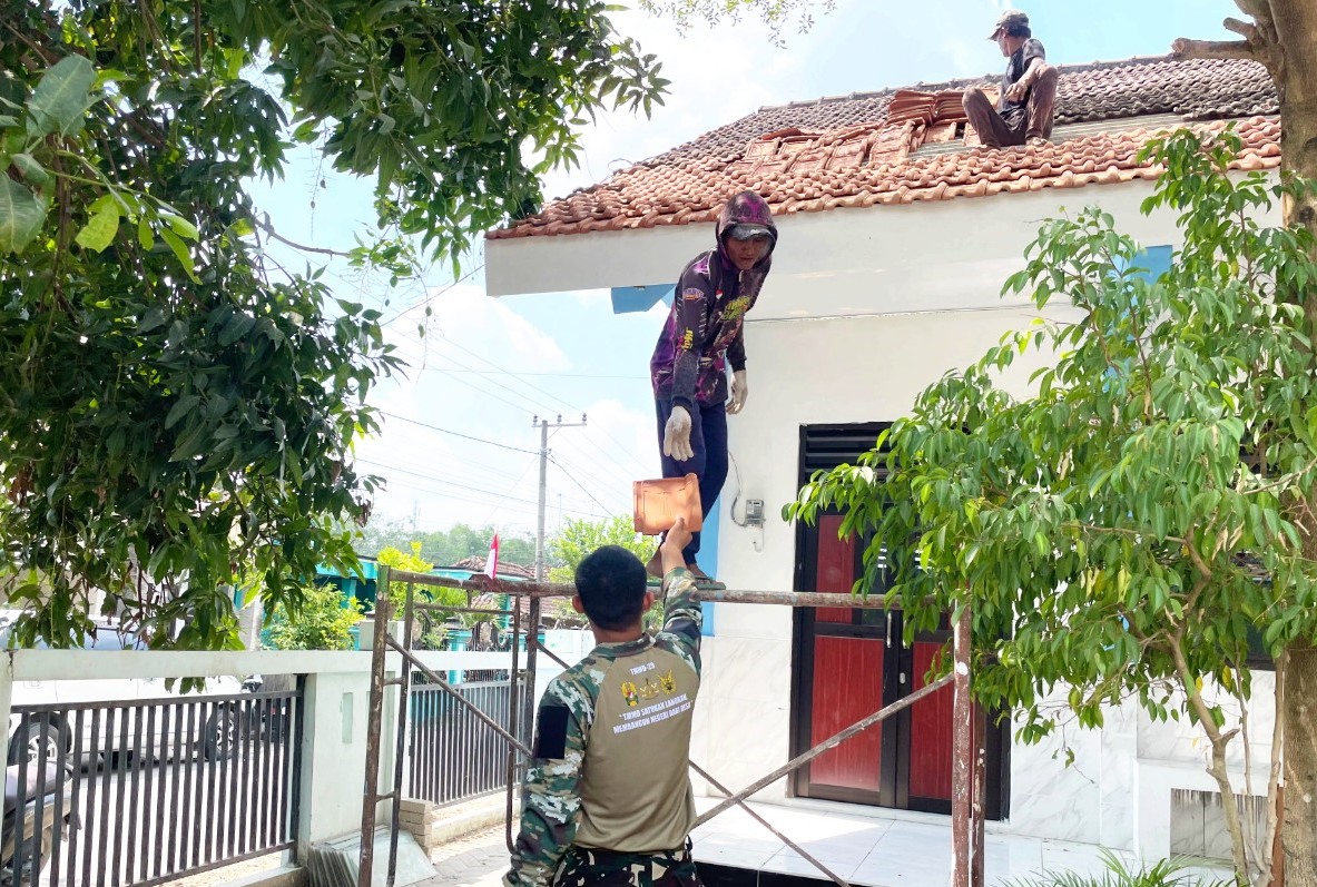 IMG-20260809-WA0107 Atap Kokoh, Warna Baru: Sinergi Satgas TMMD 129 Bojonegoro dan Warga Sulap SDN Kesongo 1 Jadi Rumah Belajar Nyaman