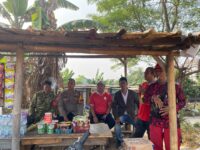 Bhabinkamtibmas Polsek Cikupa Monitoring Pertandingan Sepak Bola Antar-RT Sambut HUT RI ke-81 di Kelurahan Bunder