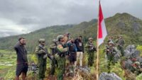Satu Tiang, Satu Semangat, Satu Indonesia, Satgas Yonif 2 Marinir Bersama Pemuda Komopa Kibarkan Merah Putih