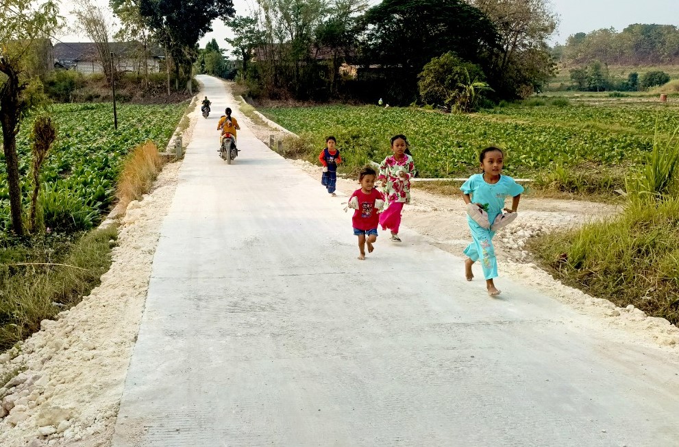 Senyum Ceria Anggi dan Jalan Beton TMMD 129 Bojonegoro yang Mengubah Suasana Sore di Dusun Mundu
