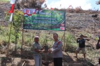 Polresta Sorong Kota Bagikan 100 Bibit Pohon Gratis, Dukung Penghijauan dan Ketahanan Pangan Masyarakat