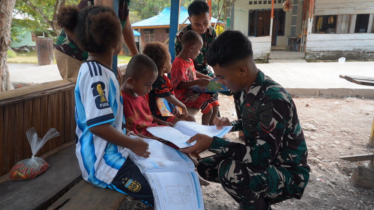 Canda dan Tawa TMMD Ke-129, Kedekatan Satgas TNI dengan Anak-Anak Kampung Sesor Semakin Erat