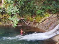 Keseruan Anak Anak Kampung Sesor menikmati Air Terjun, TMMD Ke-129 Buka Akses Wisata Menuju Air Terjun