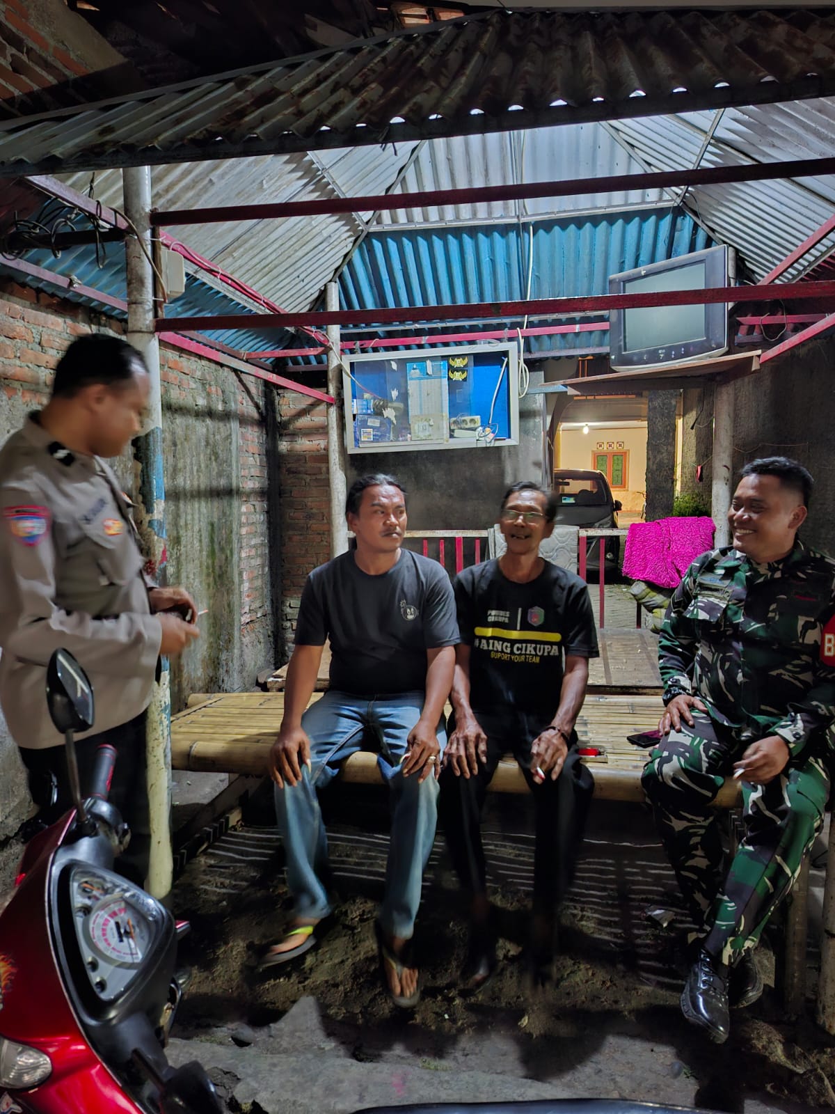 IMG-20260811-WA0060 Bhabinkamtibmas Desa Cikupa Bersama Warga Laksanakan Satkamling, Wujudkan Kamtibmas Kondusif