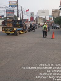 IPTU Rusandi Pimpin PECAK, Polsek Cikupa Atur Lalu Lintas Sore di Cikupa Mas