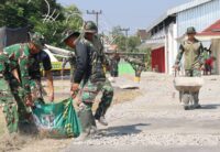 Wujudkan Fasum Nyaman: Satgas TMMD 129 Bojonegoro Bersih-Bersih Kawasan Rest Area Terpadu