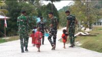 Senyum Anak-Anak Warnai Hasil Pembangunan Jalan Cor 250 Meter TMMD Ke-129 di Kampung Sesor