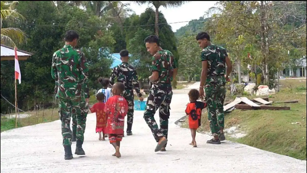 Senyum Anak-Anak Warnai Hasil Pembangunan Jalan Cor 250 Meter TMMD Ke-129 di Kampung Sesor
