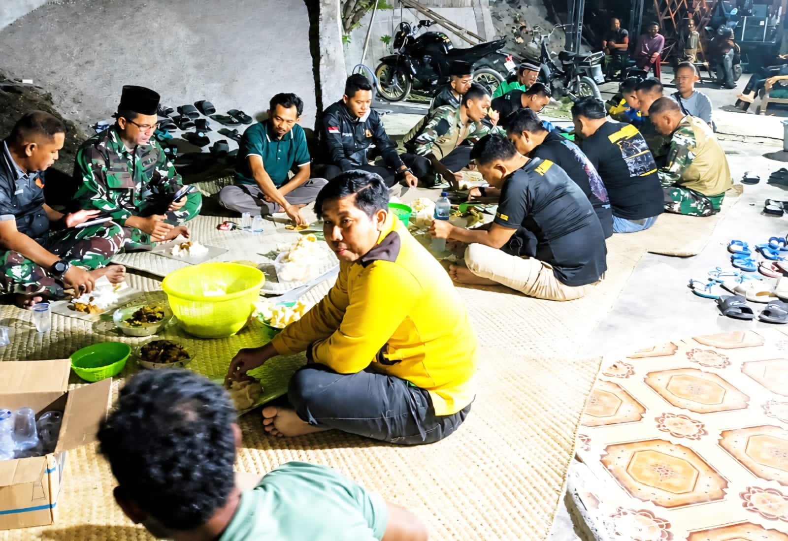 IMG-20260813-WA0019 Kemanunggalan TNI-Rakyat: Warga Kesongo Gelar Makan Bersama Rayakan Kesuksesan TMMD 129 Bojonegoro