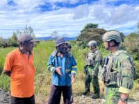 Hadir dan Bersahabat, Satgas Yonif 2 Marinir Jalin Komsos dengan Tokoh Kampung Okumetadi