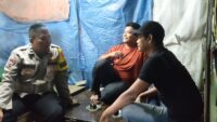 Bhabinkamtibmas Sambangi Pos Satkamling Desa Bojong, Perkuat Kamtibmas Bersama Warga