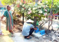 BOJONEGORO, - Wajah bahagia terlihat jelas dari warga masyarakat yang berada di Dusun Bekatul, Desa Kesongo, Kecamatan Kedungadem, Kabupaten Bojonegoro Jawa Timur, Jum'at (14/8/2026). Pembangunan sumur bor lengkap dengan jaringan perpipaan instalasi air bersih dan flow meter melalui program TMMD ke-129 Tahun Anggaran 2026 di Kabupaten Bojonegoro, kini mulai dirasakan manfaatnya secara langsung oleh masyarakat setempat. Kehadiran fasilitas air bersih tersebut menjadi angin segar bagi masyarakat yang sebelumnya harus menghadapi kesulitan mendapatkan air untuk kebutuhan sehari-hari. Kini, air bersih dapat dialirkan langsung menuju rumah warga melalui jaringan perpipaan yang telah dibangun dengan rapi. Agus Yulianto, warga RT.015 RW.007 Dusun Bekatul, mengatakan dirinya sudah memanfaatkan aliran air bersih dari fasilitas sumur bor tersebut. Dia bersyukur karena kebutuhan air keluarganya kini menjadi jauh lebih mudah terpenuhi. “Alhamdulillah, sekarang sudah bisa memakai air dari jaringan ini. Kami sangat bersyukur karena sangat membantu kebutuhan sehari-hari,” kata Agus. Hal senada disampaikan oleh Edi, warga setempat lainnya. Dirinya mengaku kini tidak lagi terlalu kesulitan mendapatkan air bersih setelah jaringan perpipaan mulai berfungsi optimal. Menurut Edi, pemasangan meteran air di rumahnya juga membuat manajemen penggunaan air menjadi lebih tertata dan efisien. Ia mengapresiasi pembangunan fasilitas tersebut dan menyampaikan terima kasih kepada semua pihak yang terlibat dalam program TMMD. “Sekarang meteran air sudah terpasang di rumah. Kami tidak lagi kesulitan air seperti sebelumnya. Terima kasih kepada TNI dan semua pihak yang sudah membantu warga,” ujar Edi. Sementara itu, Kepala Dusun Bekatul, Waridi, menjelaskan bahwa pembangunan sumur bor dan jaringan perpipaan ini merupakan salah satu sasaran fisik TMMD yang paling krusial dan sangat dibutuhkan masyarakat. Pasalnya, ketersediaan air bersih merupakan kebutuhan dasar warga yang harus mendapatkan perhatian utama. Menurut Waridi, fasilitas tersebut memberikan dampak dan manfaat yang sangat luas bagi masyarakat Dusun Bekatul. Dengan adanya sumber air dan jaringan distribusi yang memadai, warga kini memiliki akses yang jauh lebih mudah untuk menunjang aktivitas sanitasi dan konsumsi sehari-hari. “Pembangunan ini sangat membantu warga, terutama dalam memenuhi kebutuhan air bersih. Kami berterima kasih atas perhatian dan program TMMD yang hadir langsung menjawab kebutuhan nyata masyarakat di lapangan,” ungkap Waridi. Pembangunan sumur bor beserta jaringan perpipaan, instalasi air bersih, dan flow meter ini menjadi salah satu bukti nyata bahwa TMMD ke-129 tidak hanya menghadirkan pembangunan fisik berupa jalan maupun fasilitas umum. Program lintas sektoral ini juga terbukti menyentuh aspek kebutuhan dasar kemanusiaan secara langsung. Bagi warga Bekatul, air yang kini mengalir lancar hingga ke rumah mereka menjadi sebuah perubahan sederhana namun memiliki arti yang sangat besar. Dari yang sebelumnya harus bersusah payah mencari air, kini masyarakat bisa menikmati akses air bersih dengan lebih mudah, higienis, dan teratur.