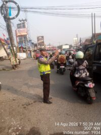 AIPTU Asep Kusheri Aktif Atur Lalin Pagi, Arus Kendaraan di Jalan Raya Serang Cikupa Ramai Lancar