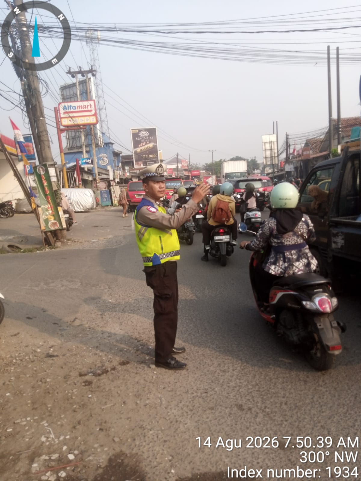 IMG-20260814-WA0129 AIPTU Asep Kusheri Aktif Atur Lalin Pagi, Arus Kendaraan di Jalan Raya Serang Cikupa Ramai Lancar