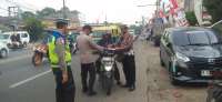 Kapolsek Cikupa Pimpin Pembagian Bendera Merah Putih kepada Pengguna Jalan, Semarakkan HUT ke-81 RI