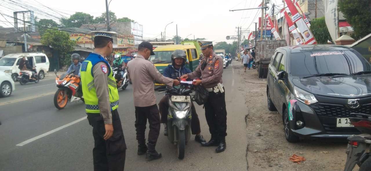 IMG-20260815-WA0067 Kapolsek Cikupa Pimpin Pembagian Bendera Merah Putih kepada Pengguna Jalan, Semarakkan HUT ke-81 RI