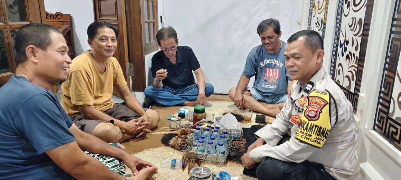 IMG-20260815-WA0068 Bhabinkamtibmas Desa Pasir Jaya Sambangi Pos Satkamling, Perkuat Kamtibmas Bersama Warga