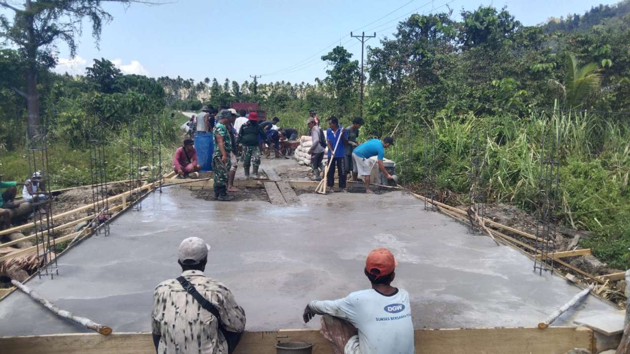IMG-20260815-WA0266 Personel TNI dan Masyarakat Kebut Pengecoran Jembatan Armco di Desa Miadi