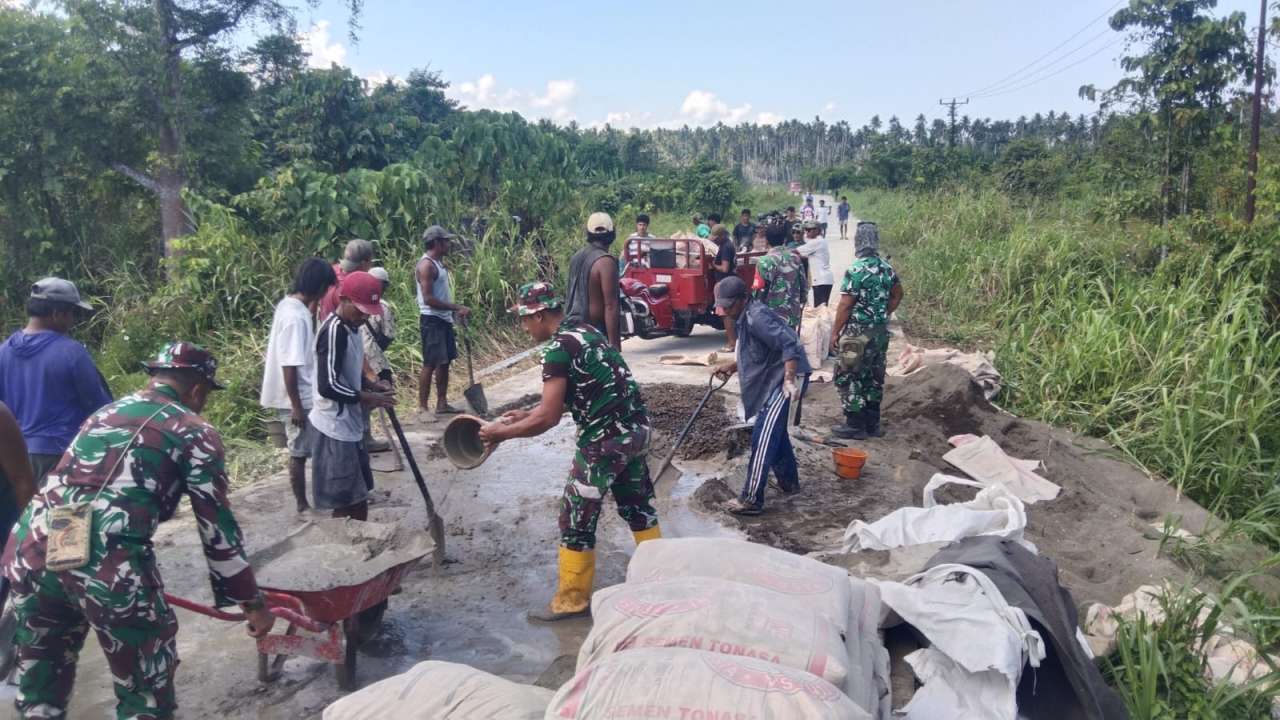 Personel TNI dan Masyarakat Kebut Pengecoran Jembatan Armco di Desa Miadi