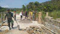 Semangat Gotong Royong, TNI dan Warga Percepat Pembangunan Jembatan Armco di Maidi