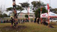 Meriahkan HUT RI ke-81, Polsek Cikupa Gelar Lomba Panjat Pinang Bersama Warga