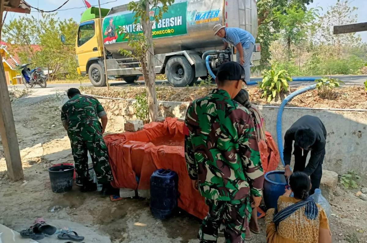 Tanggap Krisis Kekeringan, Kodim Bojonegoro Salurkan 6 Ribu Liter Air Bersih untuk Warga Kedungsari Temayang