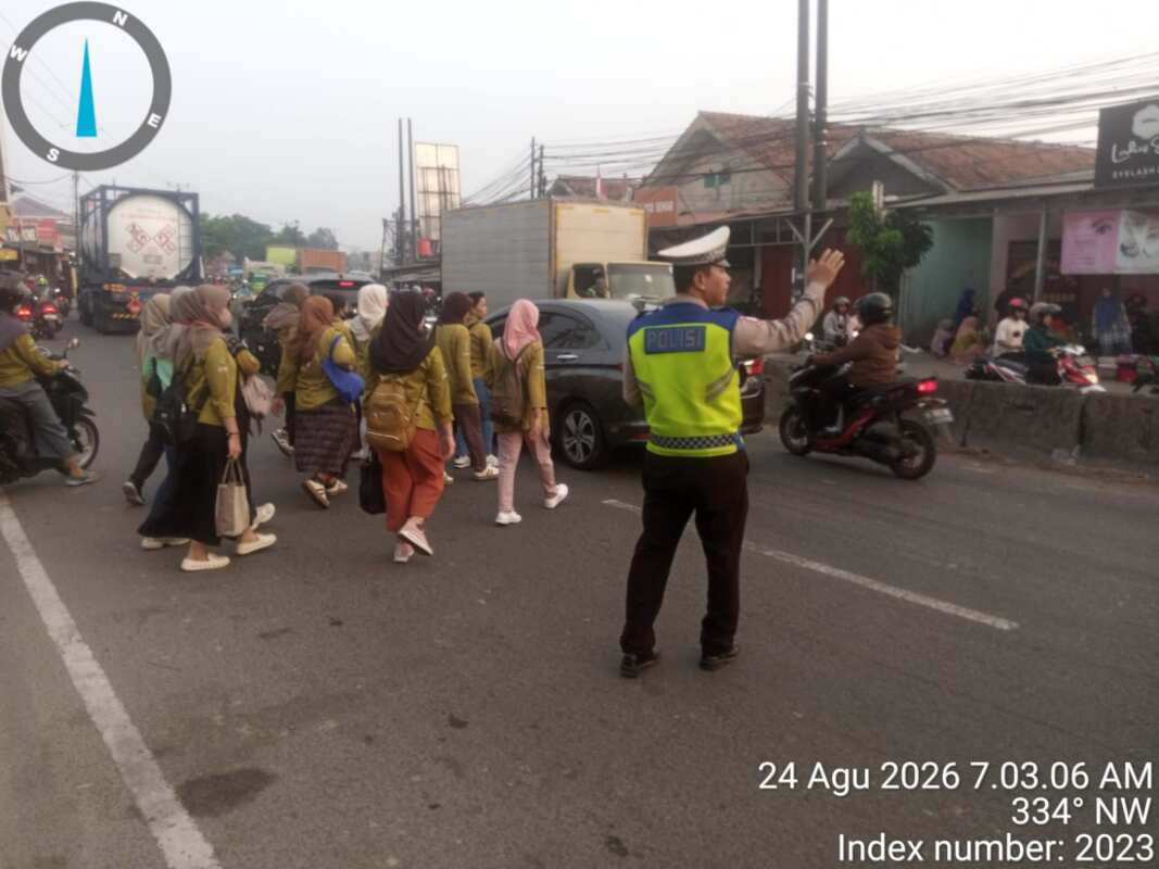 Polsek Cikupa Gelar PECAK Pagi di Pertigaan Columbus, Arus Lalu Lintas Ramai Lancar