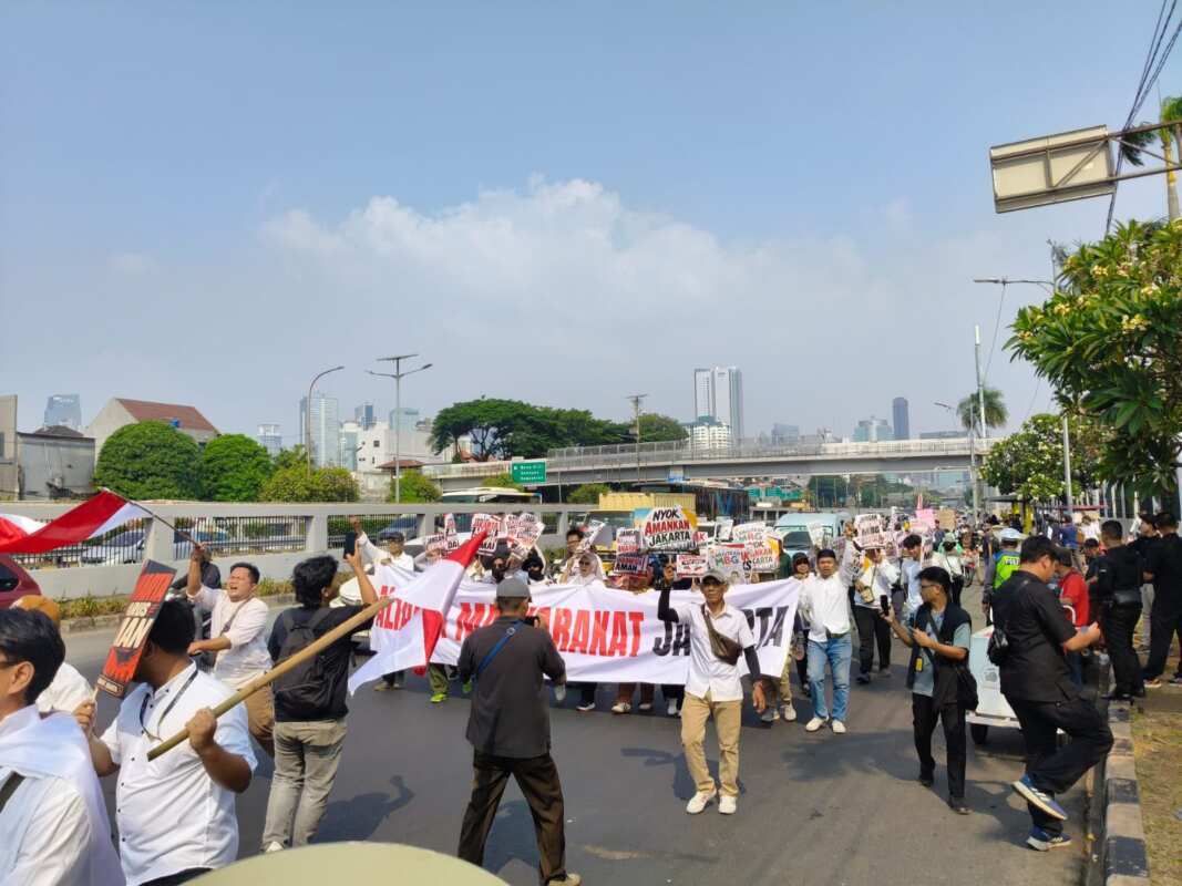 300 Massa Aliansi Masyarakat Jakarta Serukan Tolak Kerusuhan dan Hoaks di Depan DPR/MPR