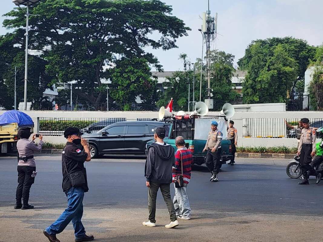 Aksi Damai di Gerbang DPR RI, Massa Serukan Warga Jakarta Tak Terprovokasi
