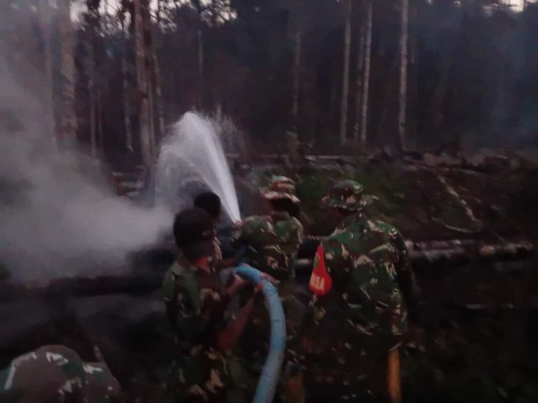 IMG-20260828-WA0001 Tim Gabungan Respon, Kendalikan Kebakaran Lahan di Kampung Oyya