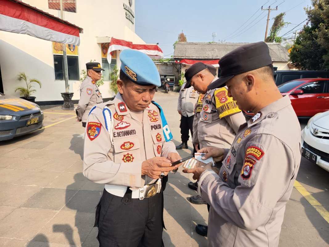 Cegah Judol dan Pinjol, Propam Cikupa Periksa HP Personel